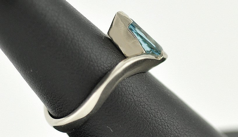 Wonderful 14K White Gold and Genuine Blue Topaz Ring Size 6.5 Tear Drop Shape