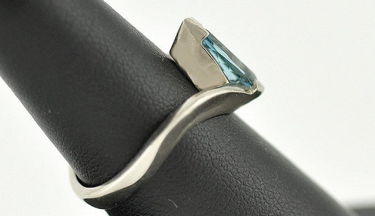 Wonderful 14K White Gold and Genuine Blue Topaz Ring Size 6.5 Tear Drop Shape