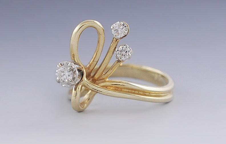 Elegant 14K Gold & Diamond Bow/Ribbon Design Ring Size 6.25