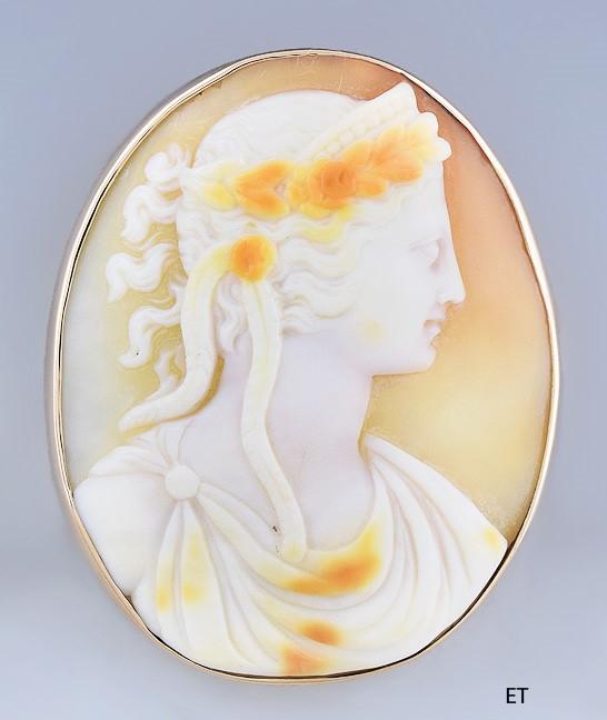 Lovely Victorian 14k Gold Carved Cameo Brooch Pin of a Classical Woman