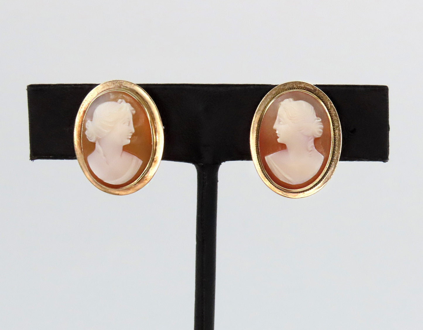 Adorable Vintage 1950s 14k Yellow Gold Carved Cameo Screwback Earrings