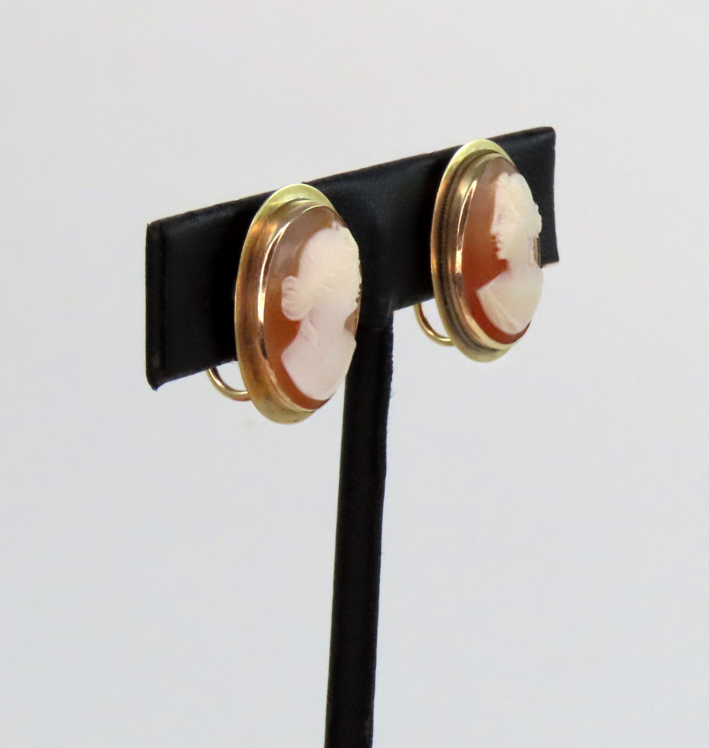 Adorable Vintage 1950s 14k Yellow Gold Carved Cameo Screwback Earrings