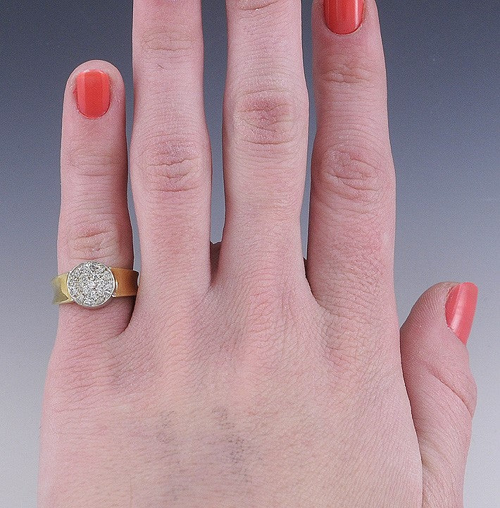 Beautiful c1980s 18k Yellow Gold & Diamond Ring