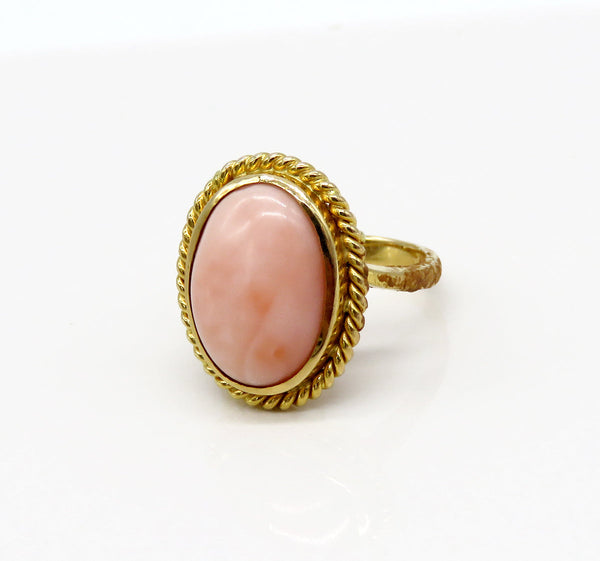 Elegant 18k Yellow Gold Peach Coral Oval Cabochon Ring