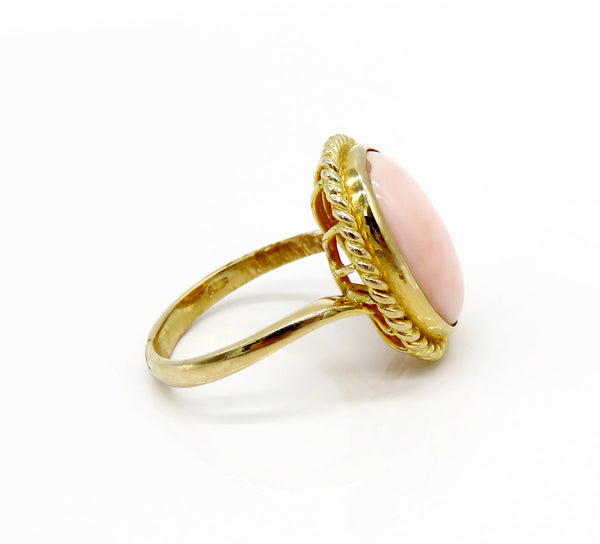 Elegant 18k Yellow Gold Peach Coral Oval Cabochon Ring