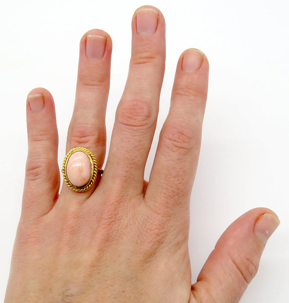 Elegant 18k Yellow Gold Peach Coral Oval Cabochon Ring