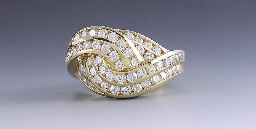 Gorgeous Eye-Catching 18k Gold & Sparkling Diamond Ring