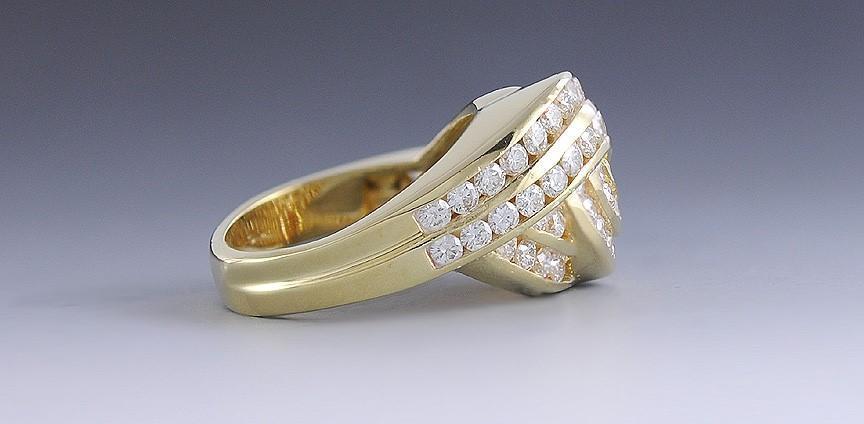 Gorgeous Eye-Catching 18k Gold & Sparkling Diamond Ring