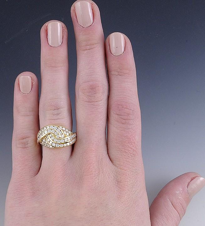 Gorgeous Eye-Catching 18k Gold & Sparkling Diamond Ring