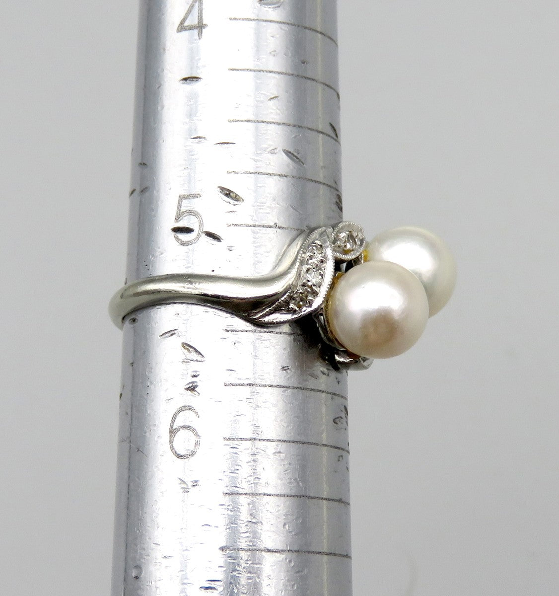 Vintage 14K White Gold Pearl Accent Diamond Bypass Style Ring Size 5.25
