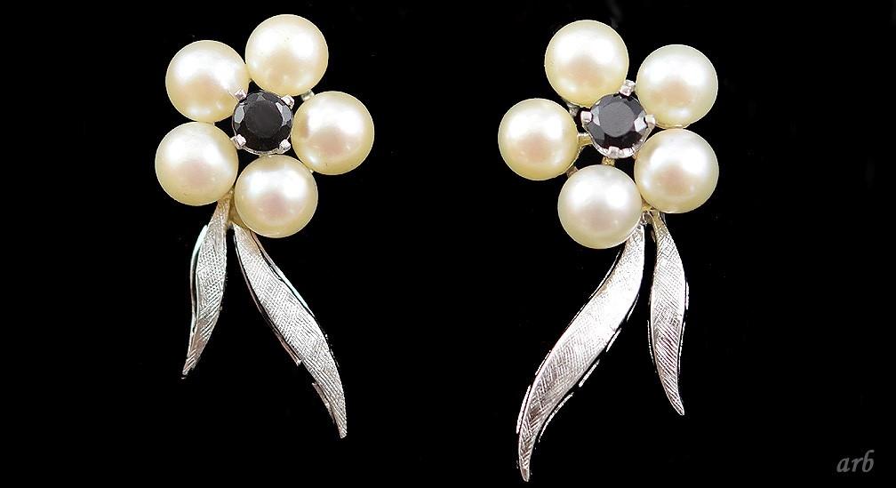 Excellent 14k White Gold Onyx and Real Pearl Pierced Earrings