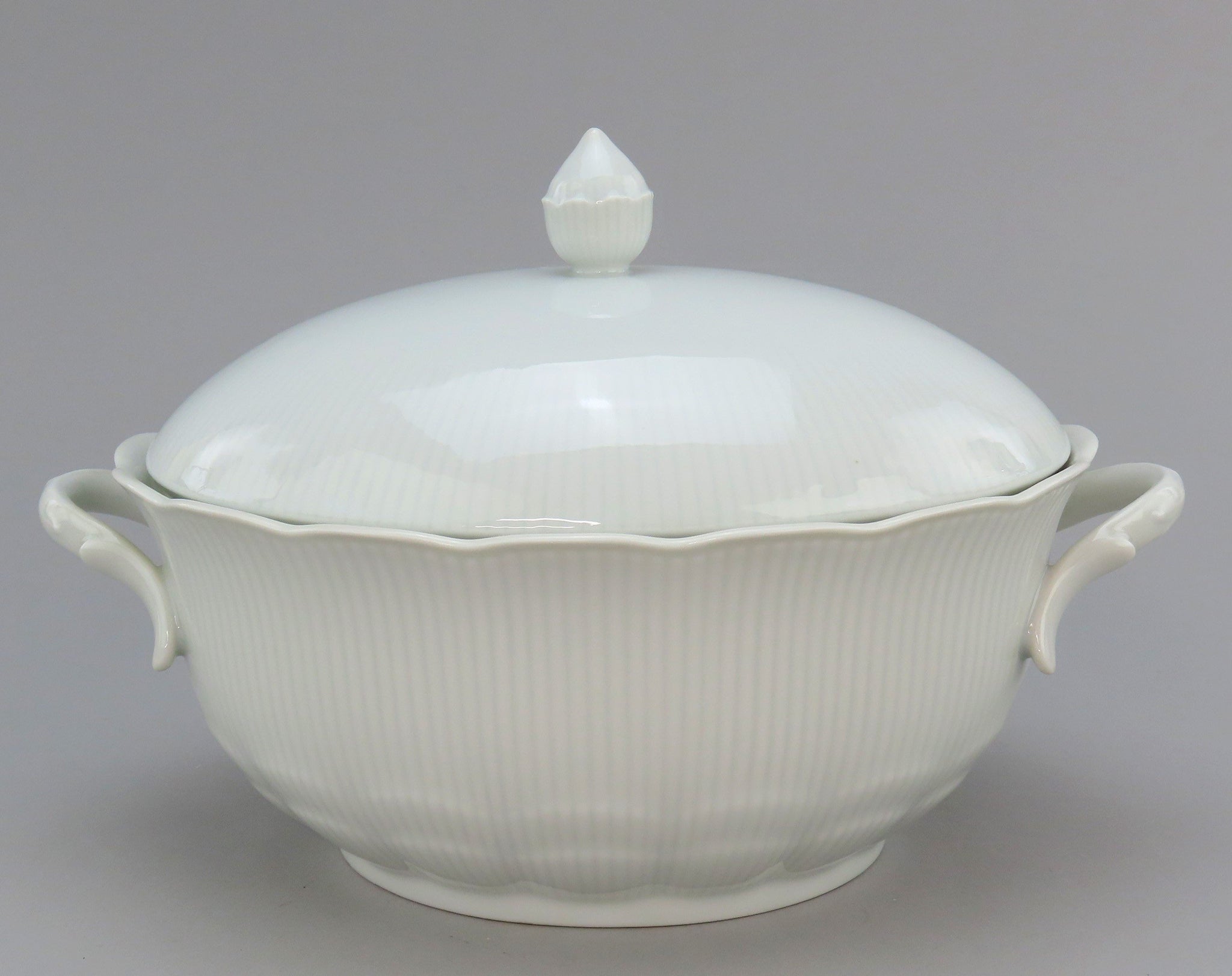 Large Kaiser Romantica White Oval Covered Serving Entree Vegetable Dish