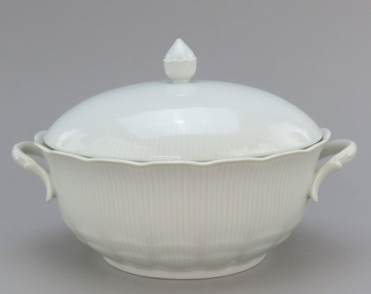 Large Kaiser Romantica White Oval Covered Serving Entree Vegetable Dish