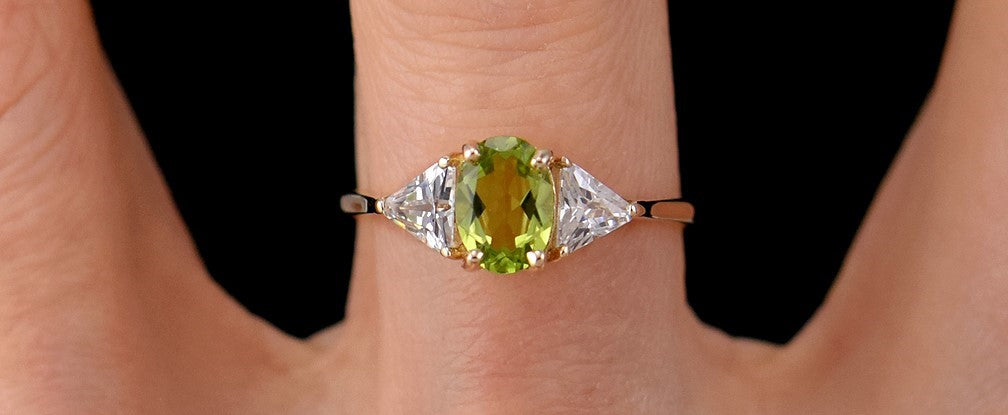 Brilliant 10k Yellow Gold Ring w/ Green Peridot and Clear Trillions Stones Sz 7