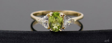 Brilliant 10k Yellow Gold Ring w/ Green Peridot and Clear Trillions Stones Sz 7