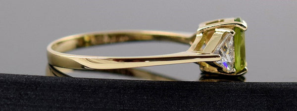 Brilliant 10k Yellow Gold Ring w/ Green Peridot and Clear Trillions Stones Sz 7