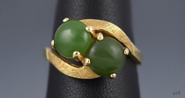 Gorgeous Vintage 14k Yellow Gold Brushed Finish Green Nephrite Jade Bypass Ring