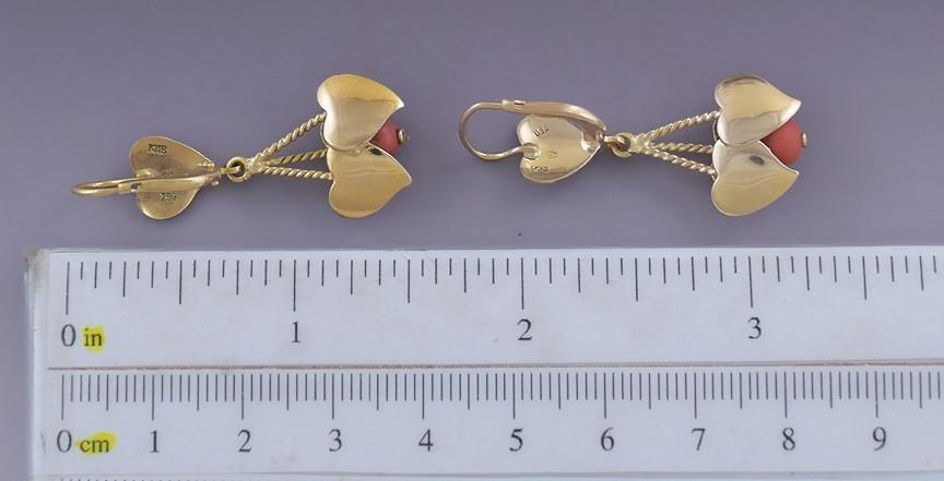 Lovely Pair VTG Italian 18k Yellow Gold Coral Heart Dangle Earrings