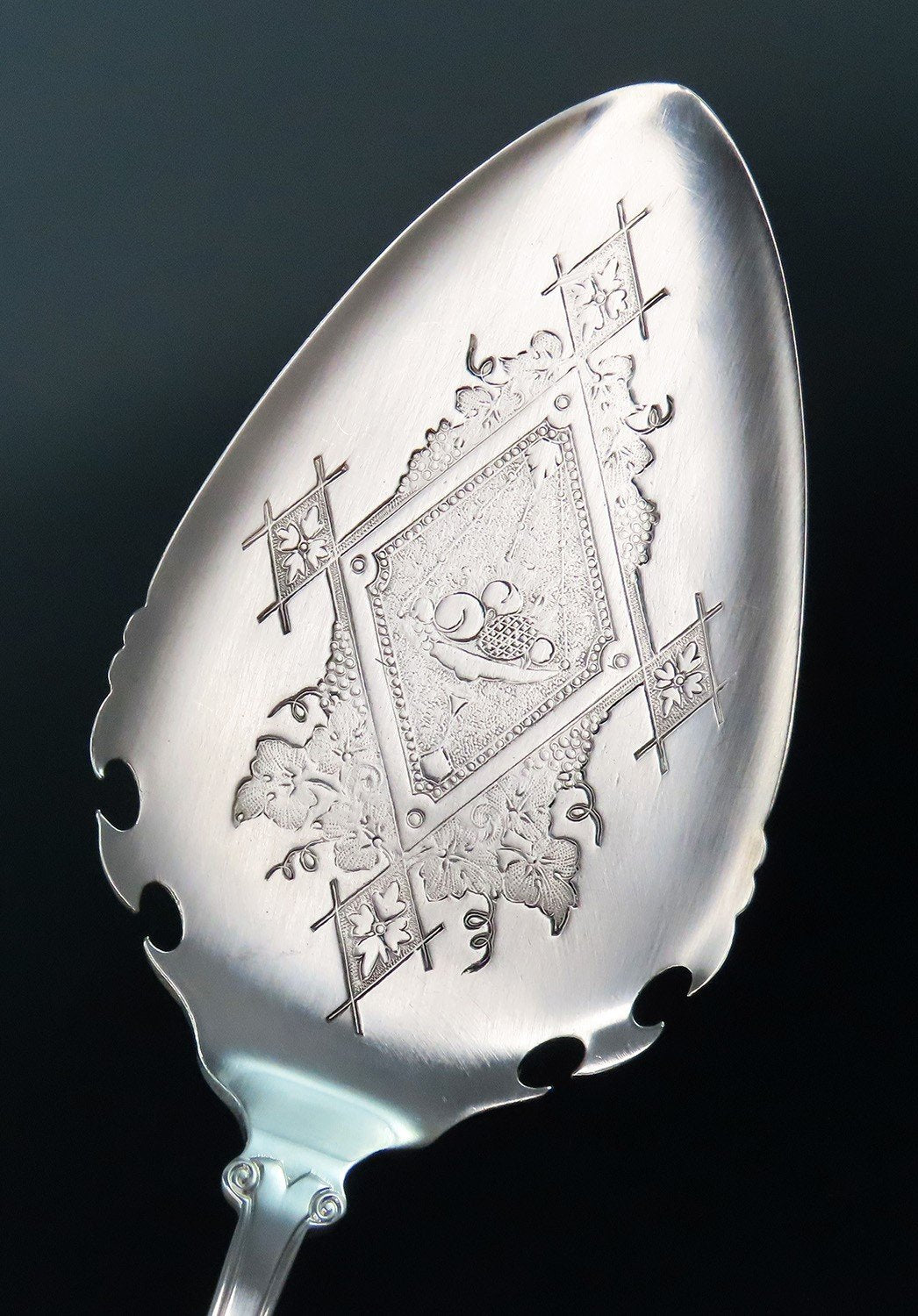Nice Antique Reed Barton Silverplate Medallion Cake Pie Pastry Server