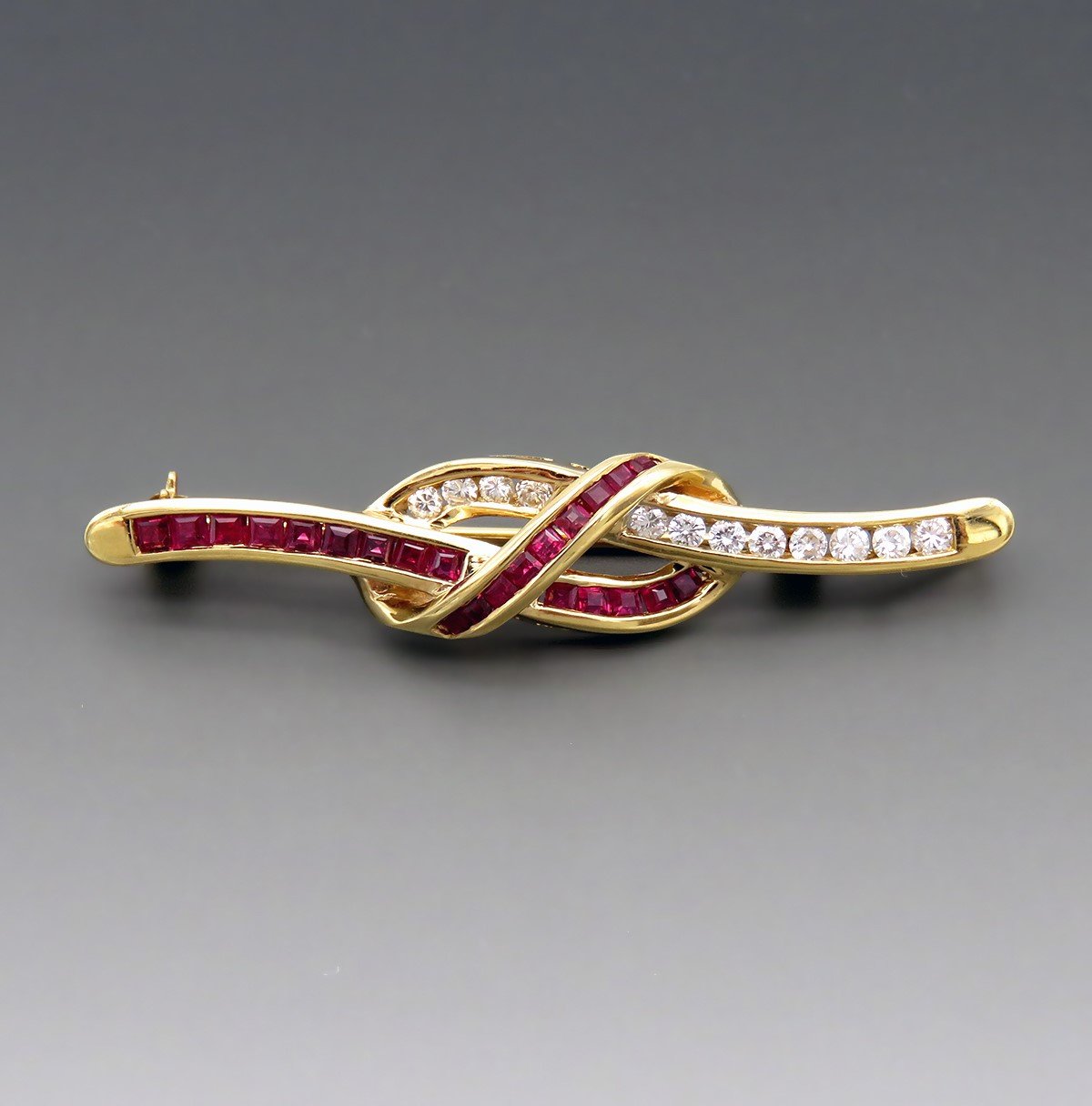Lovely 18k Yellow Gold ~1.25ct Ruby ~.36ct Diamond Infinity Knot Bar Pin Brooch