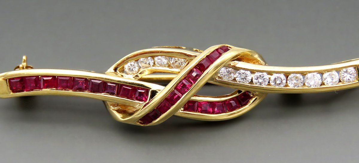 Lovely 18k Yellow Gold ~1.25ct Ruby ~.36ct Diamond Infinity Knot Bar Pin Brooch