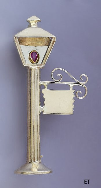 Stylish VTG 14k Gold Ruby Lamppost Street Lamp Bourbon Street Pin Brooch