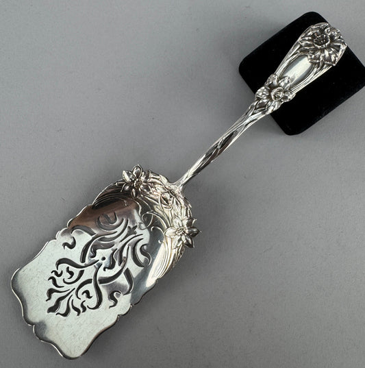 Pretty Art Nouveau Durgin New Art Sterling Silver Croquette Server 8.25 inches