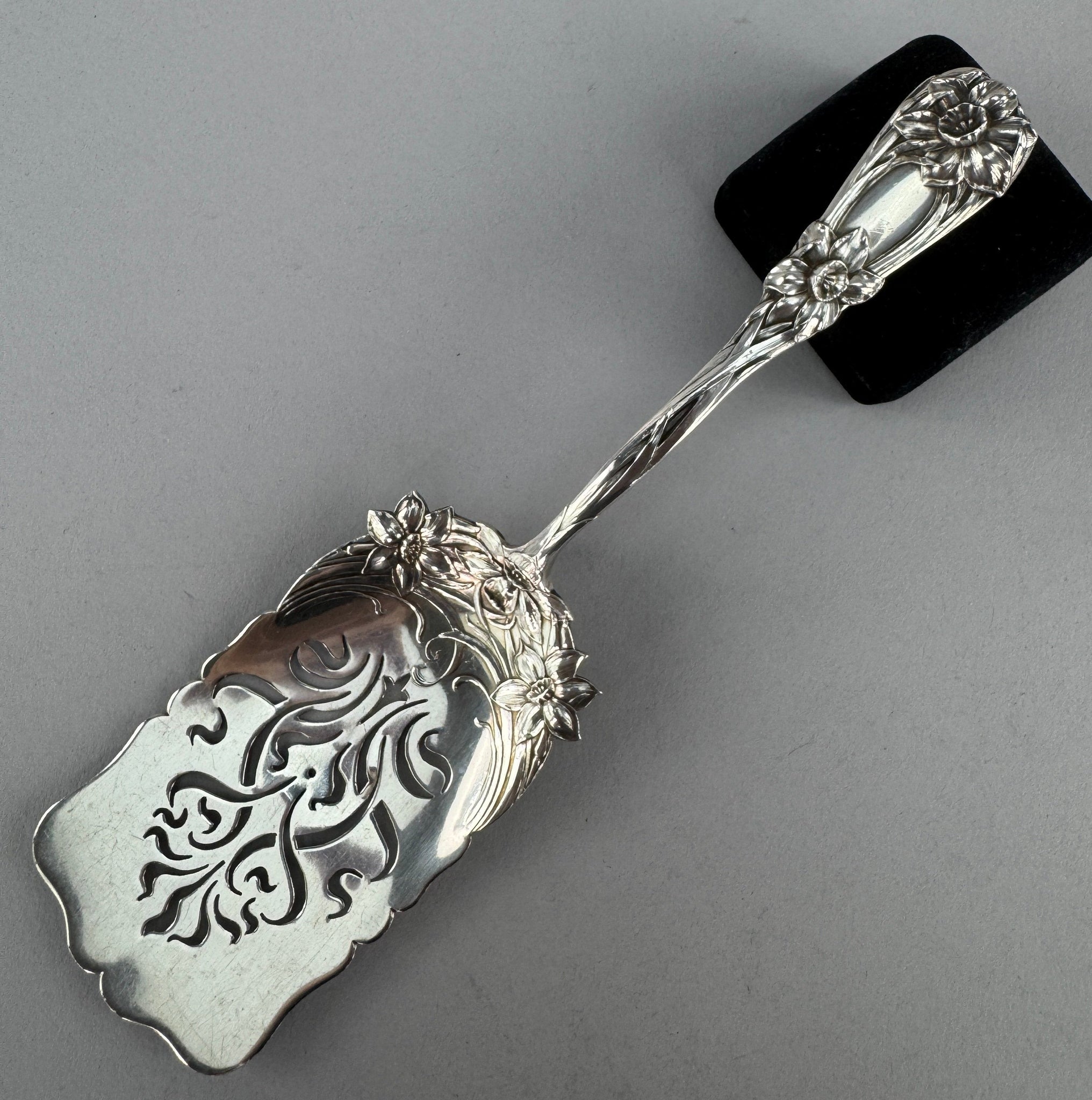 Pretty Art Nouveau Durgin New Art Sterling Silver Croquette Server 8.25 inches
