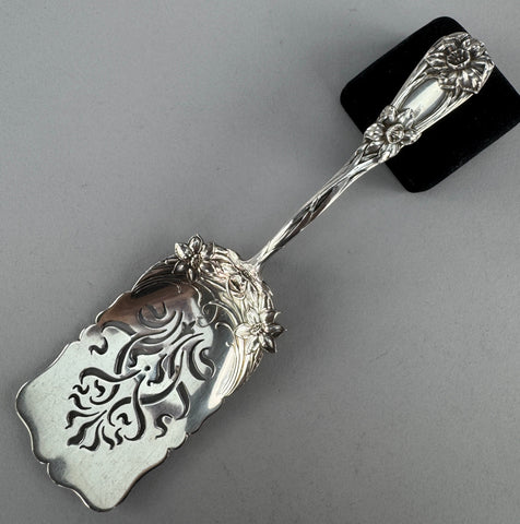 Pretty Art Nouveau Durgin New Art Sterling Silver Croquette Server 8.25 inches