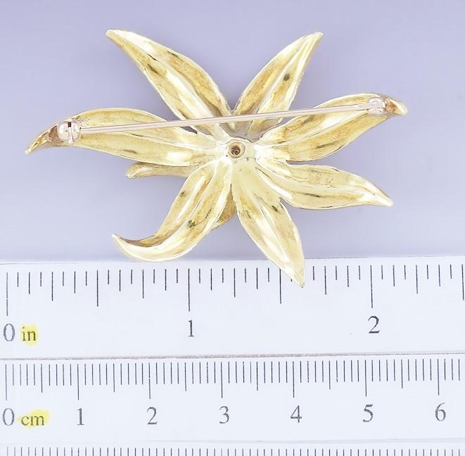 Elegant 18k Flower Gold & Diamond Floral Flower Pin Brooch
