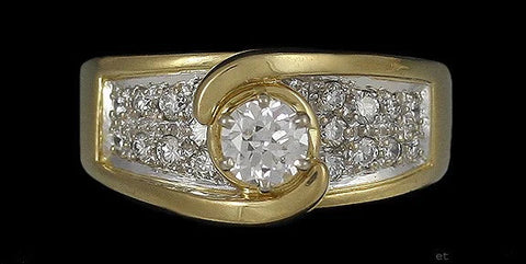 Eye Catching 18k Yellow Gold & Diamond Ring Modern