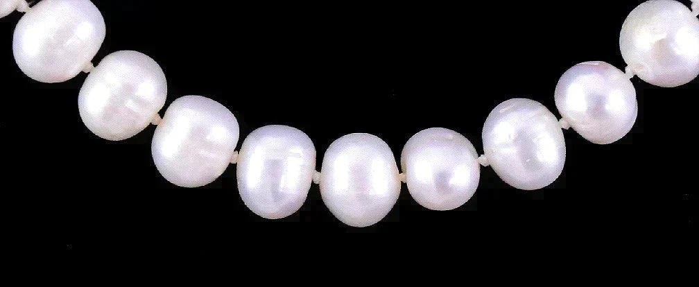 Nice Vintage Real White Ridged Pearl Necklace w/ Gleaming Gold Tone Clasp