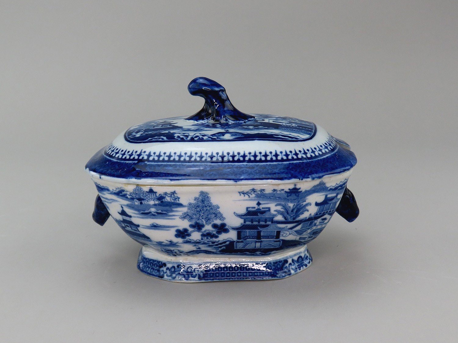 Nankin Nanking English-Made Small Porcelain Covered Gravy Tureen c 1825