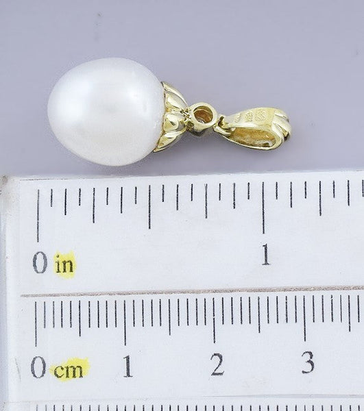 Elegant 18k Gold Diamond & Baroque Pearl Pendant