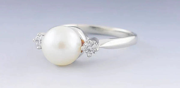 Lovely 14k White Gold Pearl & Diamond Ring