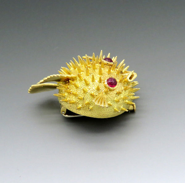 Exquisite VTG French 18k Yellow Gold Ruby Eye Pufferfish Puffer Fish Pin Brooch