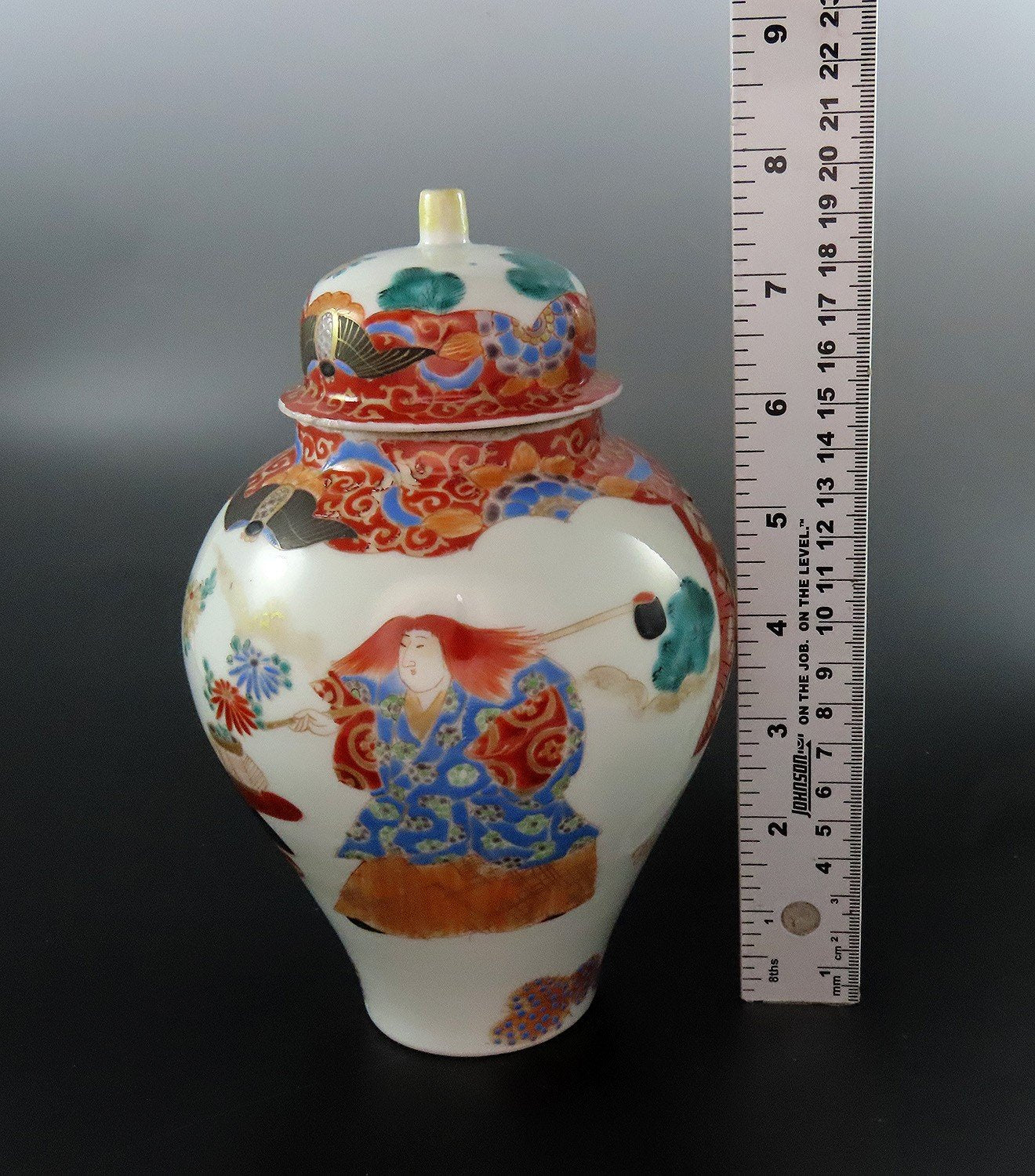 Wonderful Late 1800 Japanese Porcelain Covered Jar Urn 7 3/4 Inches Tall