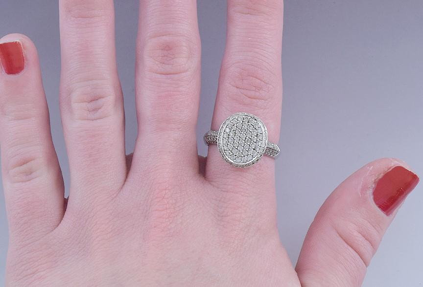 Dazzling 18k White Gold & 1.56ct Diamond Studded Oval Ring