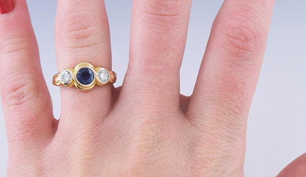 Attractive Vintage 14k Gold Diamond & Sapphire Ring