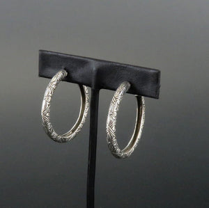Stylish Stephen Dweck Sterling Silver Floral Flower Engraved 1.5" Hoop Earrings