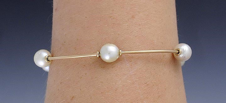 Stunning Italian 18k Yellow Gold Pearl Bangle