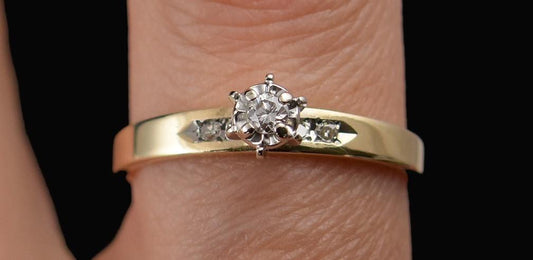 Sparkling VTG 14k Yellow Gold Diamond Solitaire w Accents Engagement Ring
