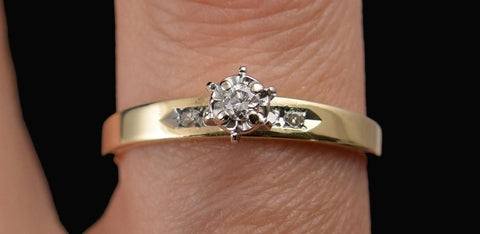 Sparkling VTG 14k Yellow Gold Diamond Solitaire w Accents Engagement Ring