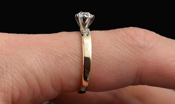 Sparkling VTG 14k Yellow Gold Diamond Solitaire w Accents Engagement Ring