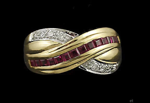Vibrant 18K Yellow Gold Brilliant Diamond & Ruby Ring Modern