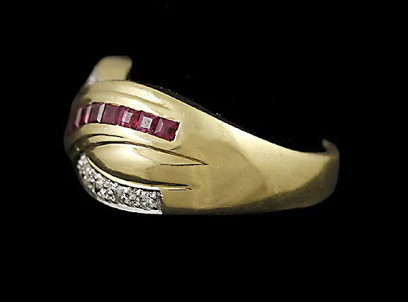Vibrant 18K Yellow Gold Brilliant Diamond & Ruby Ring Modern