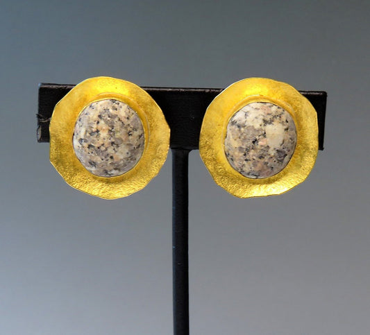 Unique Signed Sam Shaw 22k Yellow Gold Speckled Variegated Granite Earrings