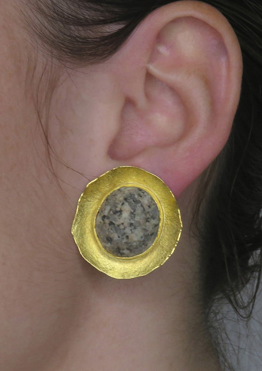 Unique Signed Sam Shaw 22k Yellow Gold Speckled Variegated Granite Earrings