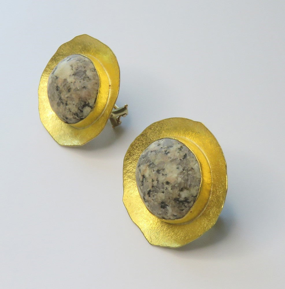 Unique Signed Sam Shaw 22k Yellow Gold Speckled Variegated Granite Earrings