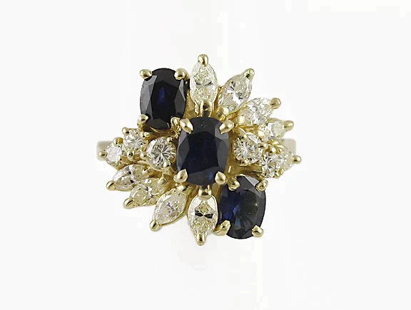 Eye Catching Modern 18K Gold Sapphire VS Diamond Ring